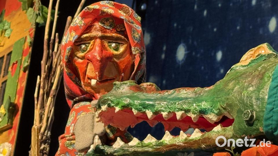 Die Puppen für Hermanns Kasperltheater fertigt Hermann Papacek selbst an. Bild: Gabi Schönberger