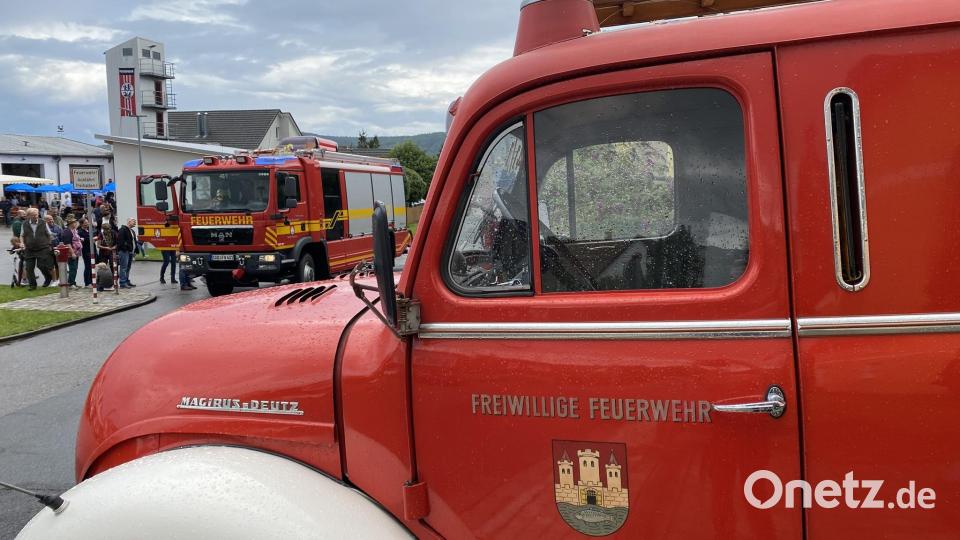 Ob bei Sonne oder Regen – beim Hallenfest der Feuerwehr Nabburg ist eine Fahrt mit dem modernen Löschfahrzeug (im Hintergrund) immer ein beliebter Programmpunkt. Da lohnt sich auch das Schlange stehen. Bild: aub