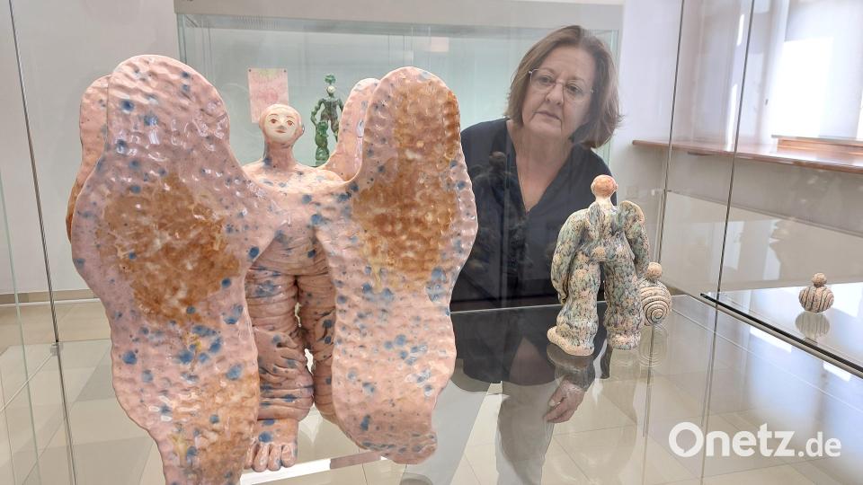 Noch bis zum 9. November sind im Muttone-Raum des Internationalen Keramikmuseums Weiden Arbeiten der Leipziger Künstlerin Malwine Stauss zu sehen. Hier bewundert eine Mitarbeiterin des Museums eine der Skulpturen. Bild: Kunz