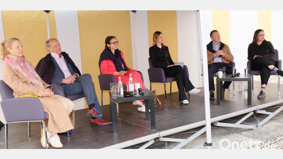 Die Diskussion mit Galeristin und LMU-Lehrbeauftragter Karin Wimmer, Professor Günter Leugering, Anna Kleeblatt von der Stiftung Kulturzukunft Bayern, Moderatorin Miriam Ferstl, Professor Ralph-Miklas Dobler und Künstlerin Michaela Lautenschlager (von links) orientierte sich im Innenhof des Klosters Speinshart am Thema "Künstliche Intelligenz und intelligente Kunst". Bild: do