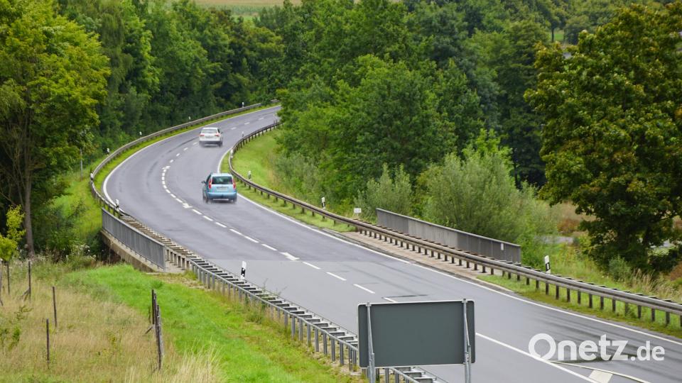 Voraussichtlich ab 25. August ist die Staatsstraße 2665 ab der Unterführung Berndorfer Straße bis Oberbruck Richtung Kulmain für den Verkehr gut drei Wochen lang gesperrt Bild: bkr