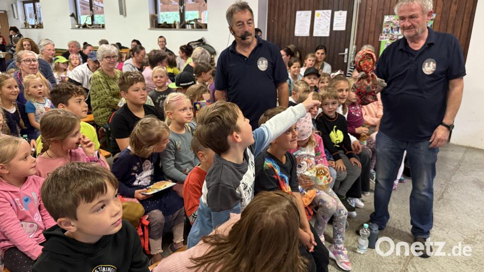 Seit vielen Jahren spielen Hermann Papacek (stehend, links) und Hermann Helgert (stehend, rechts) Puppentheater. Und seit Jahren ist es für viele Kinder ein schöner Start in die Sommerferien. Bild: Gabi Schönberger