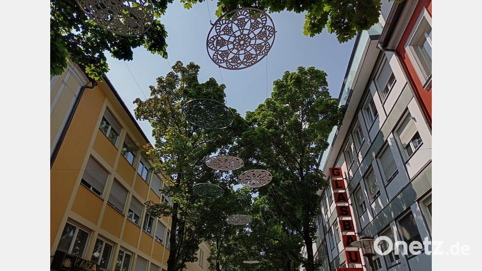 Seit Mitte Juli hängt die neue Sommerdeko in der Max-Reger-Straße: Die filigranen weißen und grünen Mandalas sind ein Hingucker. Bild: shl