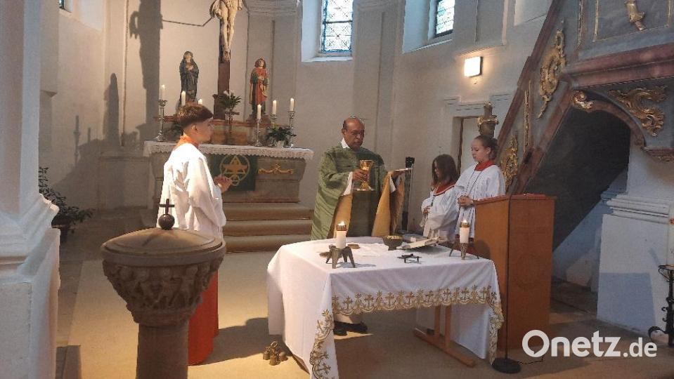 Pfarrer Irudayaraj Devadass zelebriert in der evangelischen Martinskirche eine Eucharistiefeier. Bild: bk
