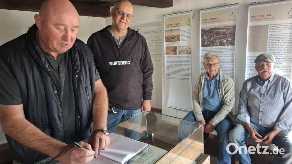 Nach getaner Arbeit der beiden Glöckner dürfen sich die Zuschauer ins Gästebuch eintragen. Bild: jua