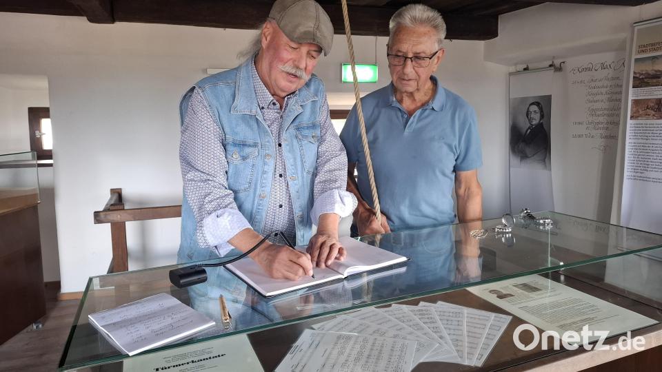 Bevor es an die Arbeit geht, legen die beiden Glöckner einen Tageseintrag im Gästebuch an. Bild: jua