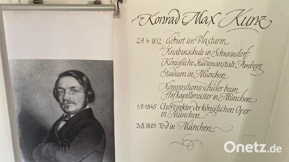 Eine Kurzbiografie von Konrad Max Kunz hängt im Blasturm in Schwandorf. Bild: jua