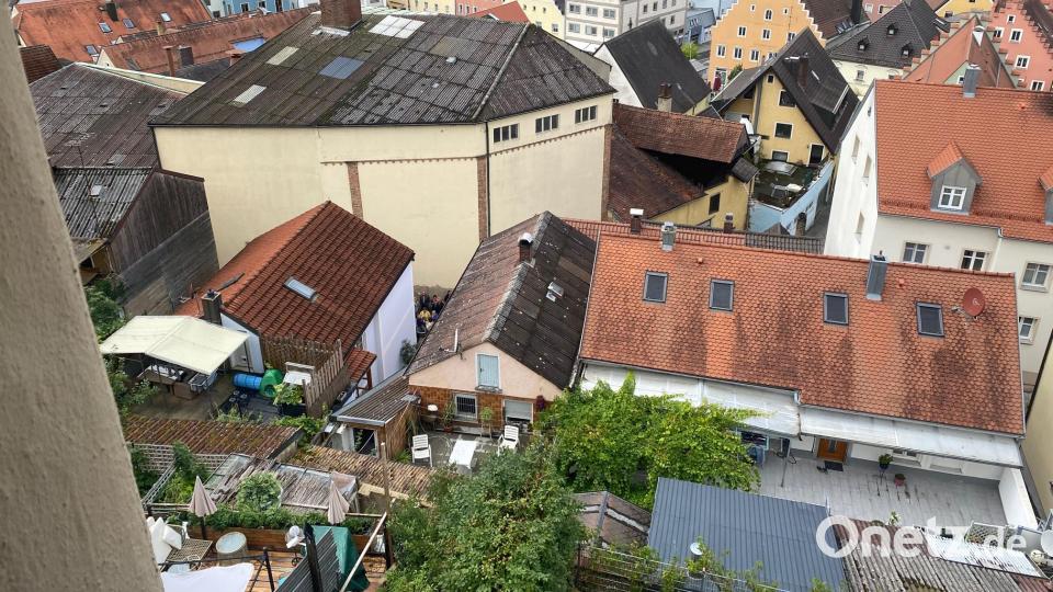 Während die Glocke läutet, schauen Stadtbesucher aus den engen Winkeln in Marktplatznähe hinauf zum Blasturm. Bild: jua