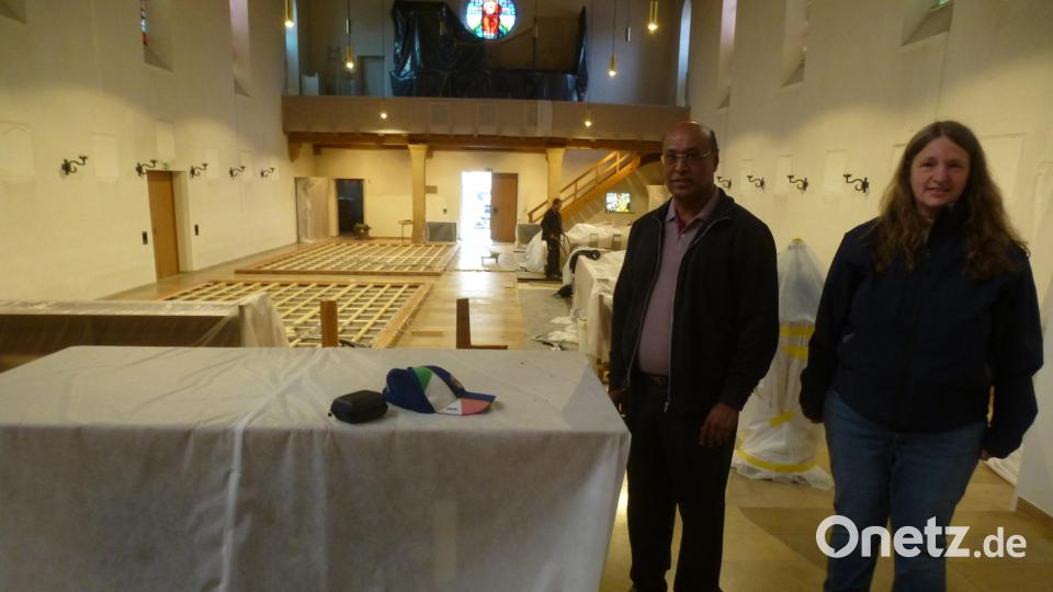 Mit Silke Wurzer besichtigte Pfarrer Devadass seine frühere Wirkungsstätte, die Pfarrkirche St. Martin, die zurzeit umfangreich renoviert wird.. Bild: bk