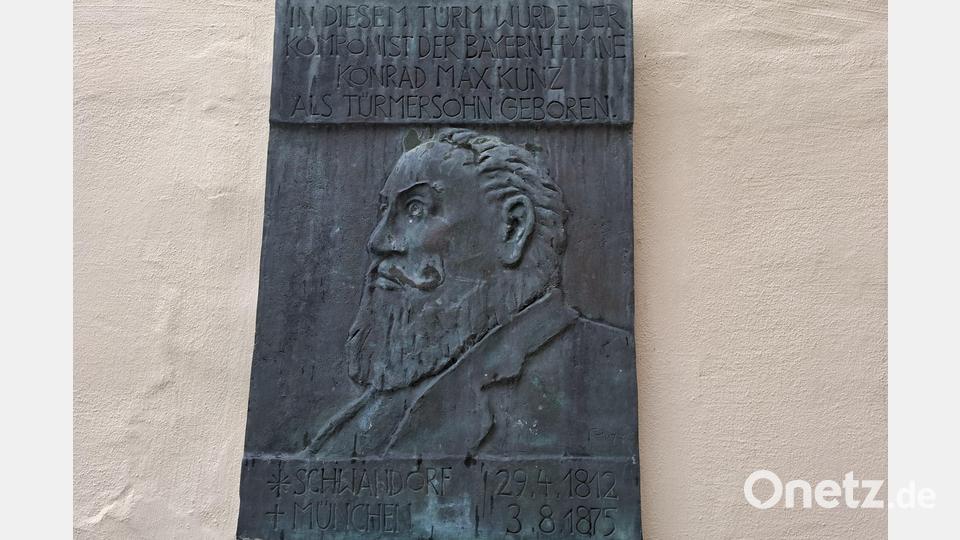 Am Sonntag war der 150. Todestag von Konrad Max Kunz. Dieses Relief erinnert an der Fassade des Blasturms an ihn. Bild: jua