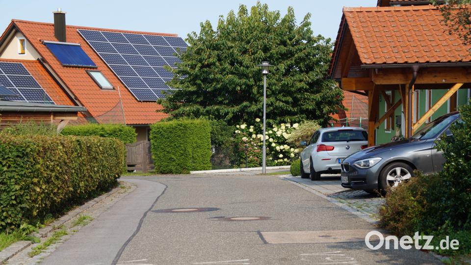 Die Stellplatzsatzung, früher staatliche Aufgabe, wird jetzt auf die Kommunen übertragen. Durch enge Erschließungsstraßen ist die Stellplatzpflicht auf dem eigenen Grundstück unerlässlich, um große Fahrzeuge wie Müllabfuhr nicht zu behindern Bild: wel