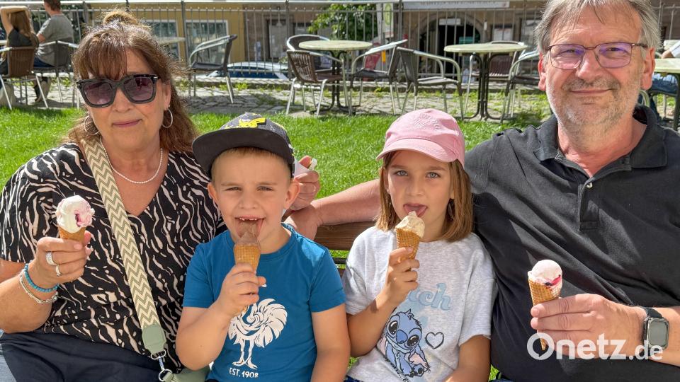 Kamen extra aus Amberg: Gabriele Heindl und ihr Mann Eckhard mit den Enkelkindern Vincent und Lea lassen sich ein Gratis-Eis schmecken. Bild: Petra Hartl
