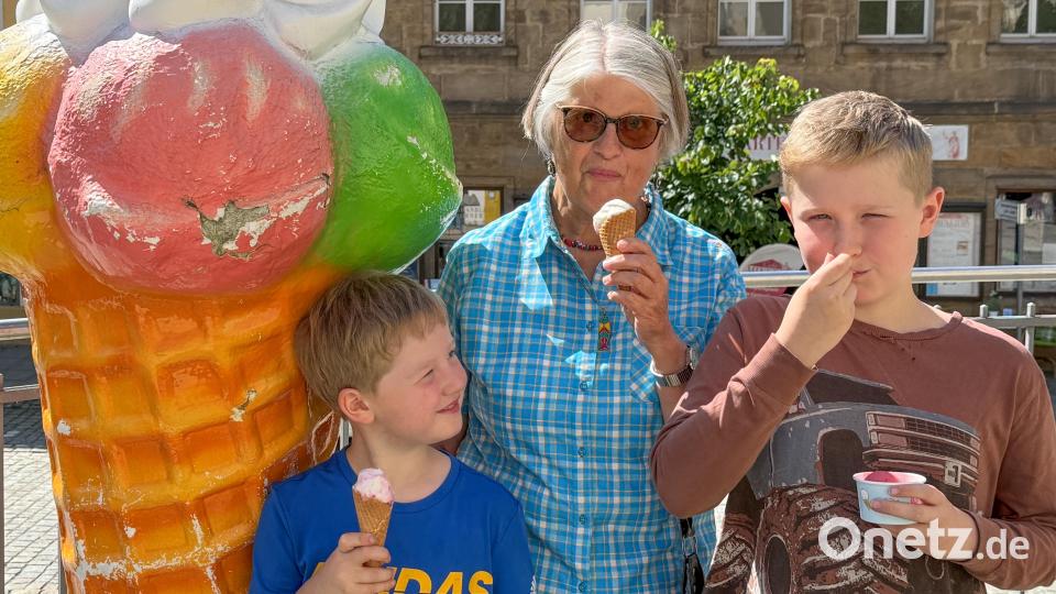 Oma Margret Blaschke hat 26 Jahre lang die Sulzbach-Rosenberger Zeitung ausgetragen. Am Donnerstag gönnte sie sich mit den Enkeln Nathaniel (links) und Thilo ein Eis. Bild: Petra Hartl