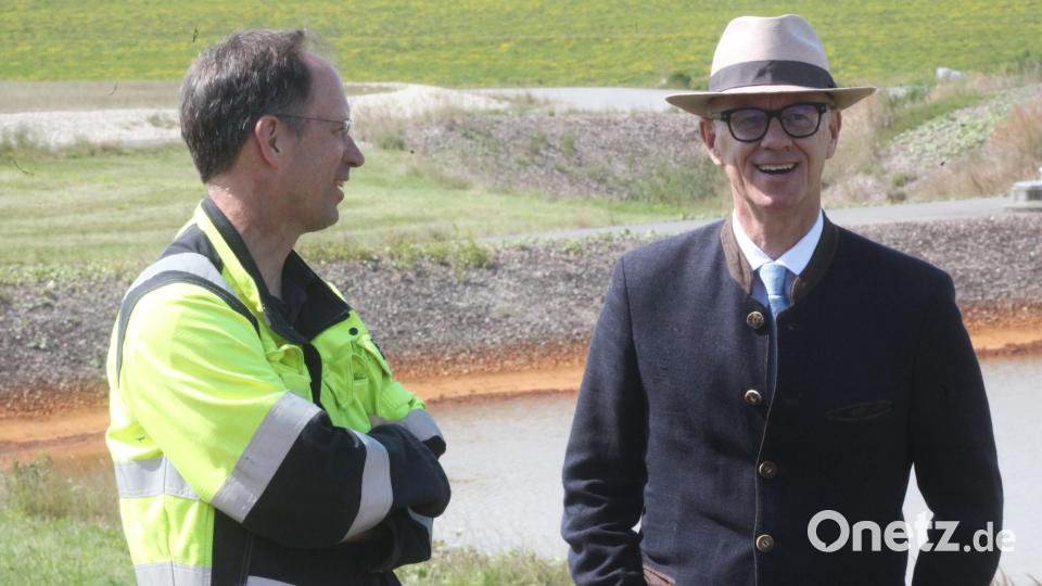 Uniper-Geschäftsführer Arne Bayer (links) und Regierungspräsident Walter Jonas (rechts) blicken zufrieden in die Runde. Die Sanierung der Deponie ist gelungen. Bild: Hirsch