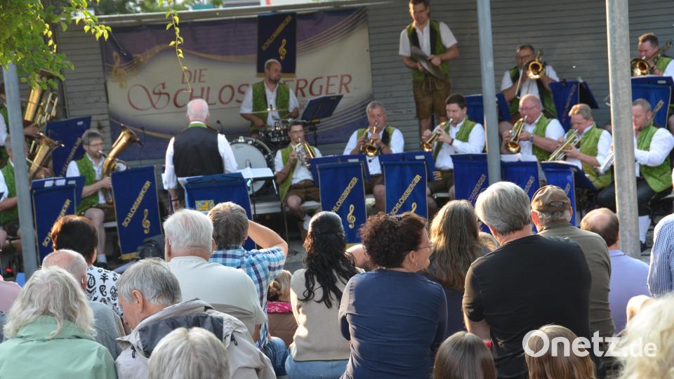 „Die Schlossberger“ aus Eslarn verwandelten den Generationenpark am Mittwoch in eine festliche Bühne und das Freiluftkonzert versetzte die Besucher in fröhliche Stimmung. Bild: dob