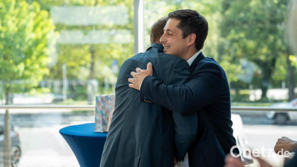 Johannes Zettl von der OM-Geschäftsführung (rechts) gratuliert Thomas Maul zum runden Geburtstag. Bild: Franka Eichl