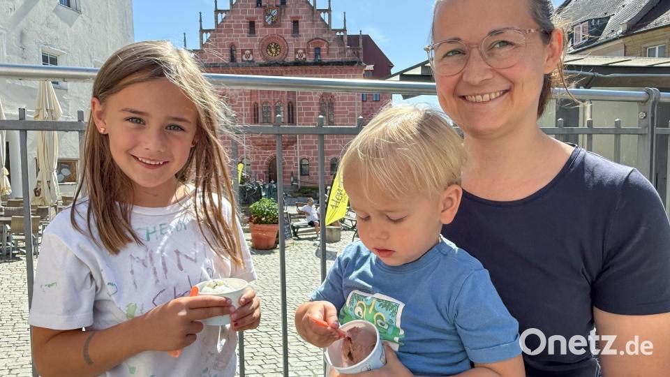Für Vroni Schmalzl und ihre Kinder Heidi und Linus ist die Eistournee eine schöne Abwechslung in den Sommerferien. Bild: Petra Hartl