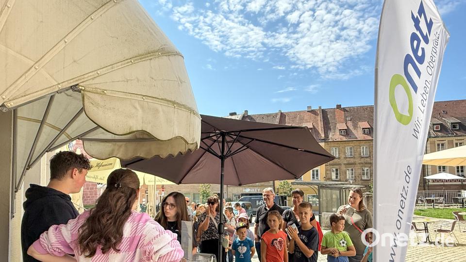 Gerade zu Beginn hatte das Oberpfalz-Medien-Team, das für die Aktion aus Weiden nach Sulzbach-Rosenberg kam, gut zu tun, denn die Schlange war lang. Bild: Petra Hartl