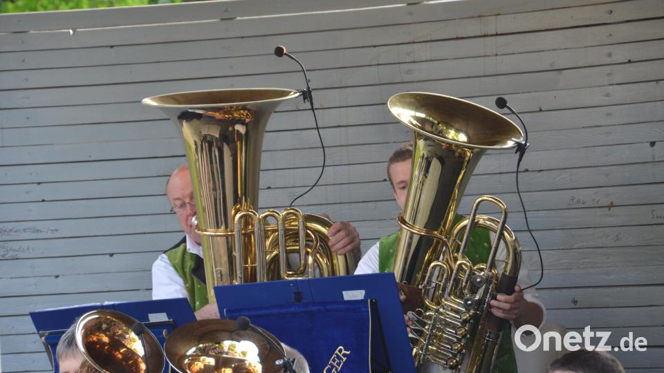 Gründer Albert Grießl aus Eslarn (links) und Quirin Sax aus Pleystein (rechts) meistern den Part an der Tuba. Bild: dob