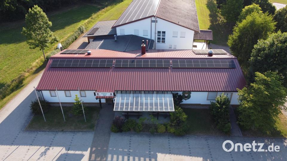 Als nächstes wurde das Dach des Schützenhauses erneuert und die PV-Anlage installiert. Bild: rwo
