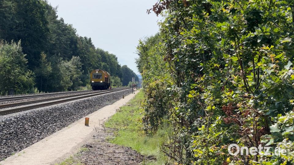 Ein Blick auf die Bahnbaustelle bei Klardorf: Hier werden die letzten Schleif-Arbeiten an der Schiene selbst verrichtet. Bild: kle