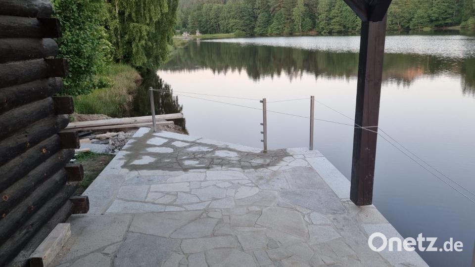 Die sanierte Hütte am Gaisweiher verfügt auch über eine Terrasse. Bild: Stefanie Träger
