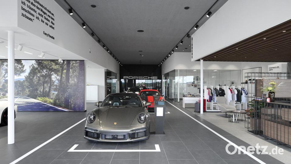 Im Inneren des Gebäudes befindet sich ein 400 Quadratmeter großen Showroom, der die gesamte Porsche-Modellpalette präsentiert. Bild: Ateliers XPO Michael Aust
