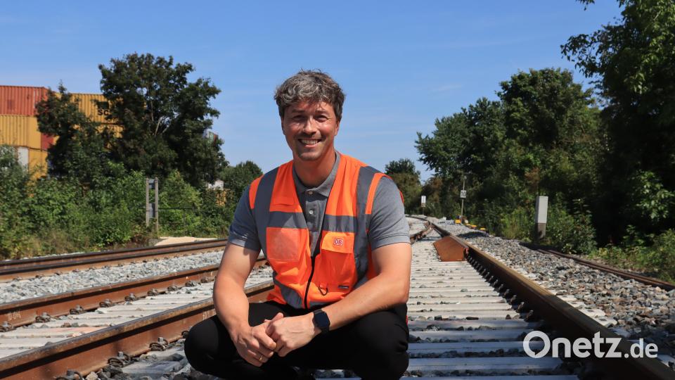Ludwig Glaser, Leiter der Bauüberwachung bei der DB-InfraGo-AG im Netz Regensburg auf den Bahngleisen in Regensburg. Ab 22. August soll die Strecke wieder befahrbar sein. Bild: olr