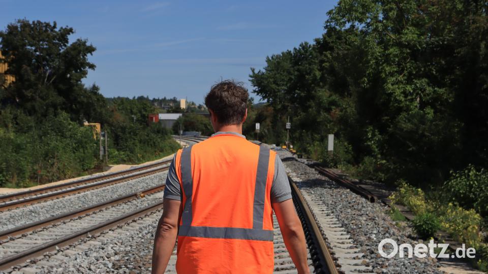 Ludwig Glaser, Leiter der Bauüberwachung bei der DB-InfraGo-AG im Netz Regensburg auf den Bahngleisen in Regensburg. Ab 22. August soll die Strecke wieder befahrbar sein. Bild: olr