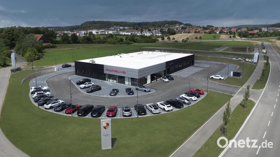 Das Porsche Zentrum liegt an der Porscheallee im neuen Gewebegebiet Amberg Ost II. Auf dem von der Wirtschaftsförderung Amberg erschlossenen Gelände finden auch der TÜV Süd sowie weitere vier Unternehmen Platz. Bild: Ateliers XPO Michael Aust