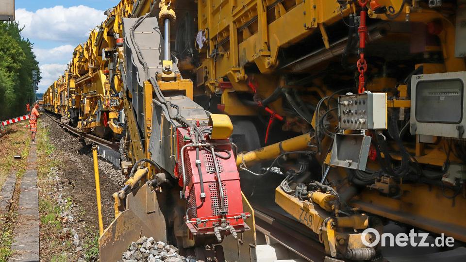 Solche Gleisumbaumaschinen schaffen 200 Meter Gleiserneuerung (Schwellen, Schotter, Schienen) in einer Stunde. Bild: Claus Weber/Deutsche Bahn AG
