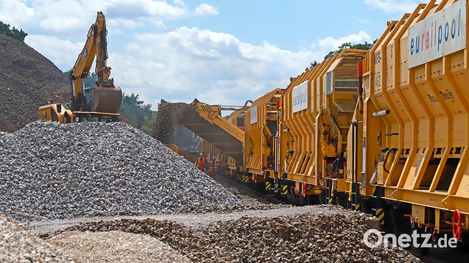 Schotter, so weit das Auge reicht: Solche Gleisumbaumaschinen schaffen 200 Meter Gleiserneuerung (Schwellen, Schotter, Schienen) in einer Stunde. Bild: Claus Weber/Deutsche Bahn AG