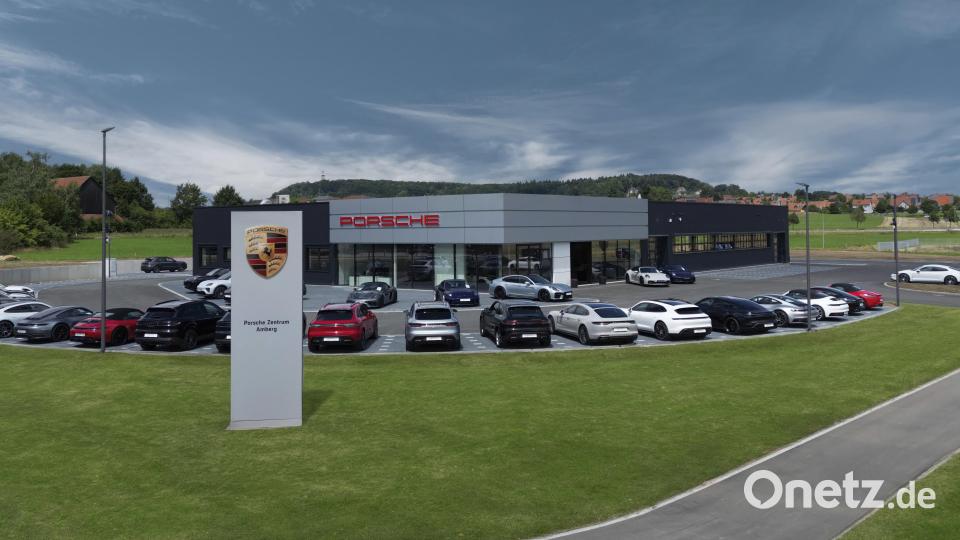 Dieser Blick auf das neue Porsche Zentrum bietet sich Vorbeifahrenden auf der B 85 an der östlichen Einfahrt nach Amberg. Bild: Ateliers XPO Michael Aust