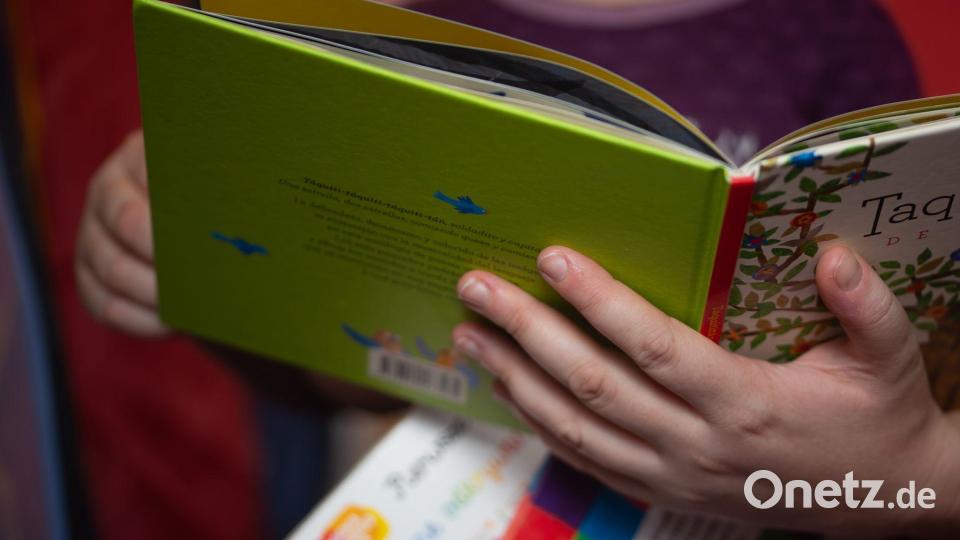 ILLUSTRATION. Eine Mutter liest ihrer kleinen Tochter im Kinderzimmer aus einem Buch vor. Bild: Fernando Gutierrez-Juarez/dpa