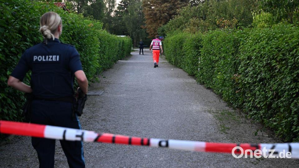 Die Polizei ist in der Kleingartenanlage im Einsatz. Bild: Felix Hörhager/dpa