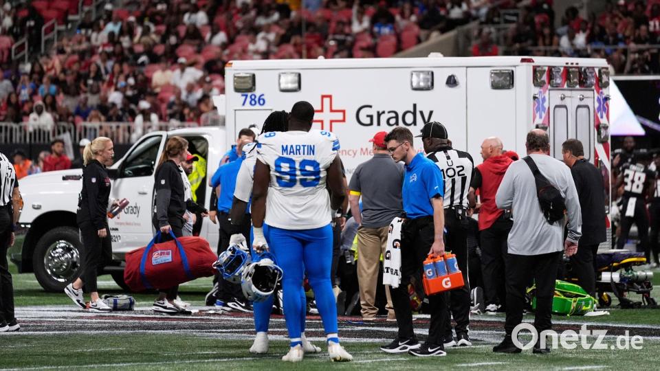 Lions-Profi Morice Norris musste mit dem Krankenwagen vom Spielfeld transportiert werden. Bild: Brynn Anderson/AP/dpa