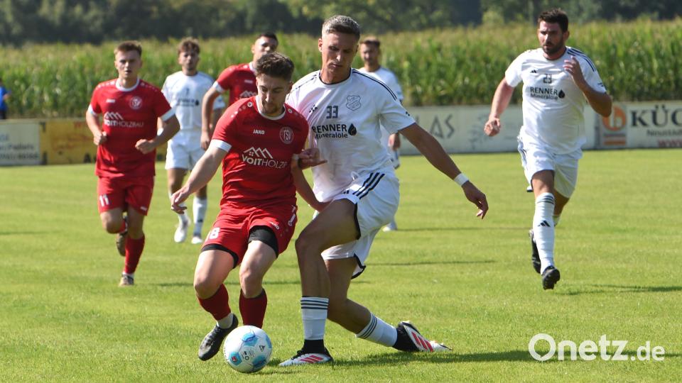 Tännesbergs Spielertrainer Andre Klahn (vorne links) avancierte mit seinem Treffer zum Matchwinner beim 3:2-Erfolg in Schirmitz. Bild: Büttner