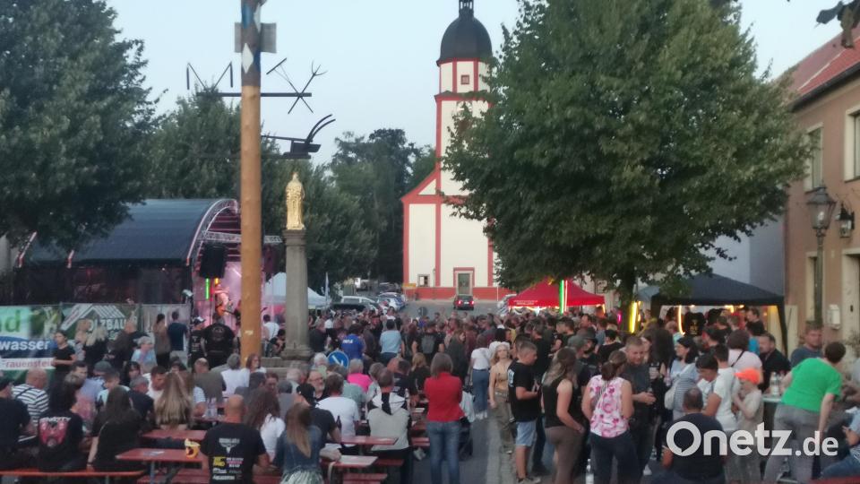 Über 500 Fans genossen die Livemusik am oberen Marktplatz in Winklarn. Bild: amö