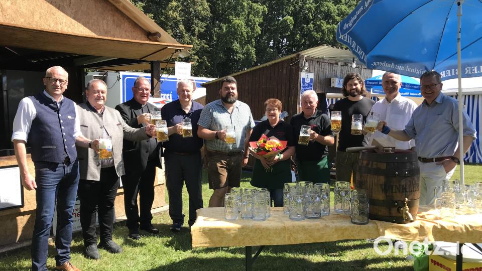 Beim &quot;Hanserl&quot; fand der Auftakt der Frohnbergfestwoche statt, zu dem Bürgermeister Bernhard Lindner (links) das letzte Mal als Bürgermeister einlud. Für die Festwirte Doris und Emil Winkler gab es Blumen zum Jubiläum. Bild: mma