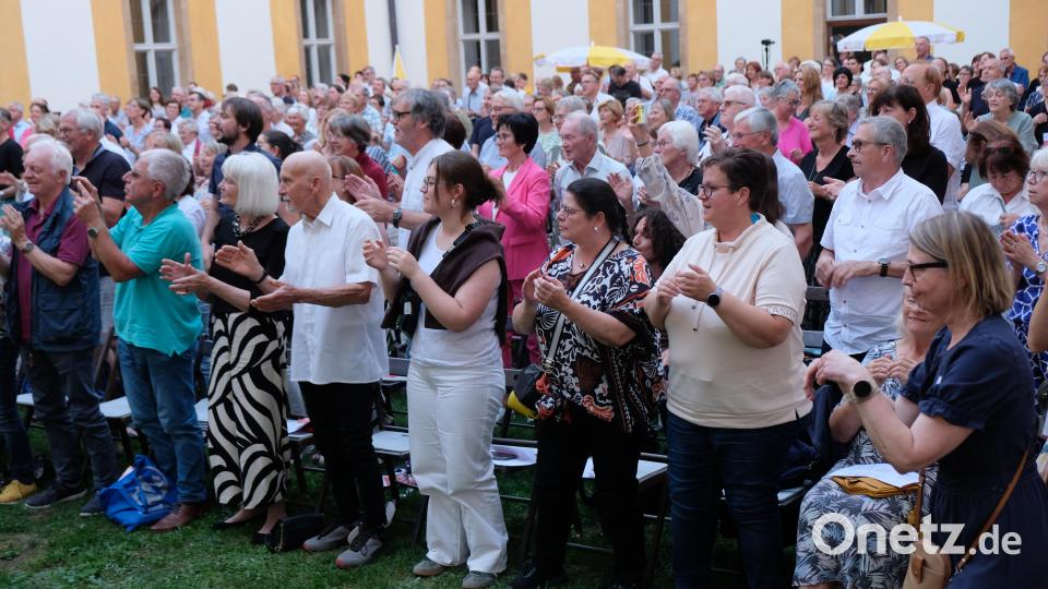 Hin und weg vom Zauber der weltberühmten Soundtracks ist auch das Publikum im vollbesetzten Innenhof des Klosters. Bild: do