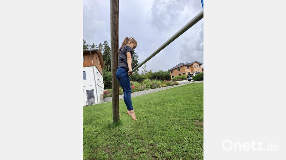 Johanna freut sich, dass es im Garten verschiedene Turngeräte gibt. Bild: Marina Lohrer