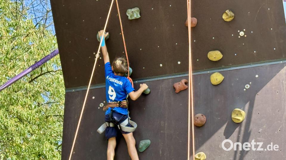 Der Kletterturm war wieder bei den jüngeren Besuchern des Hüttenfests beliebt. Bild: Ina Piehler