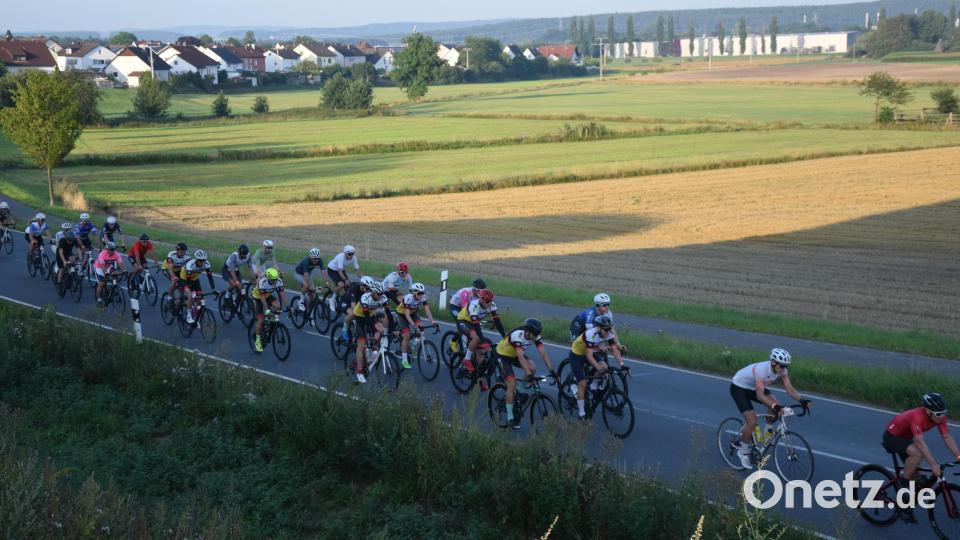 293 Starter begaben sich früh um sieben Uhr auf die 205 Kilometer Richtung Tschechien. Bild: Ernst Frischholz