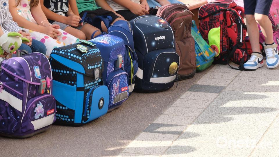 Ranzen packen, Bücher stemmen: Es geht wieder los für Tausende Schüler in Deutschland. Bild: Sebastian Willnow/dpa
