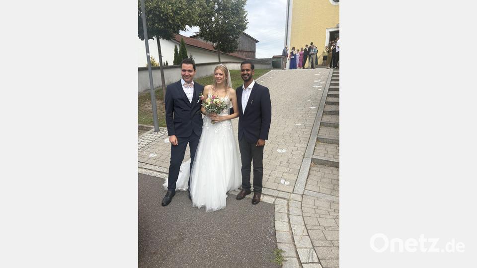 Mit einer ergreifenden Trauung vermählte Pfarrer Mejo aus Laaber Andreas und Julia Merl, bevor es zur weltlichen Feier in den Eventstodl Alletshof ging. Bild: Alexander Katalinic