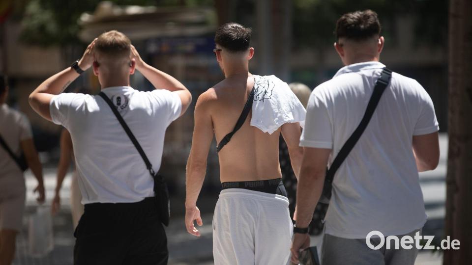 Angesagt bei jungen Männern: das klassische weiße T-Shirt. Aber auch: zeigen, was man hat. Blanke Brust? Tattoos? Waschbrettbauch? (Archivbild) Bild: Clara Margais/dpa