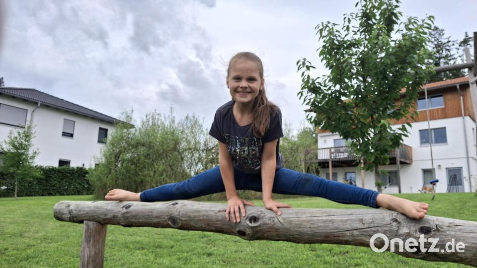 Jetzt im Sommer turnt Johanna gerne im Garten. Bild: Marina Lohrer