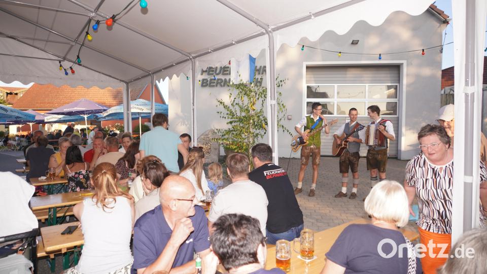 Noch spät in den Abend spielten die drei Musiker auf. Bild: fvo