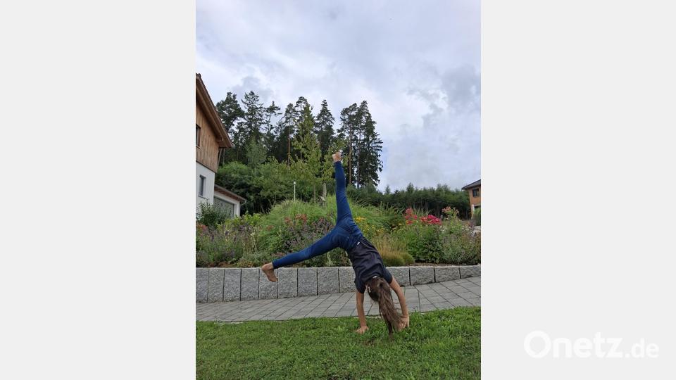 Ein Rad kann Johanna schon richtig gut schlagen. Bild: Marina Lohrer