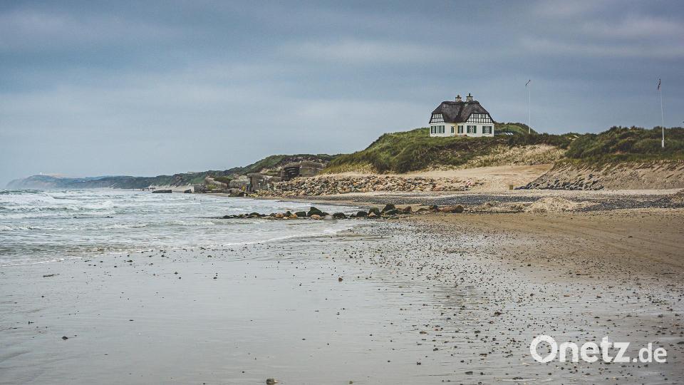 Reetdachhäuser, Bunker und ganz in der Ferne liegt Rubjerg Knude Fyr. Der Strand von Lökken gehört zu den beliebtesten Urlaubsregionen. Bild: Peter Müller